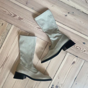 Vagabond boots - Stretchiga boots från Vagabond i modell blanca. Aldrig använda av mig eftersom de är lite för små, men de har en liten fläck på vänsterskon! Superfina med den beigea färgen, och den fyrkantiga tån och låga klacken ger 60-talsvibes som passar perfekt till miniklänning! ☀️