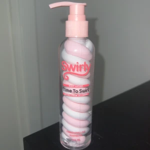 Swirly Time To Swirl Body Lotion - Söt body lotion i en genomskinlig pumpflaska med rosa och vit swirl-design. Doft av marshmallow och smidig att använda tack vare pumpen. Perfekt för dig som gillar gulliga produkter och vill ha en återfuktande lotion. Oöppnad.