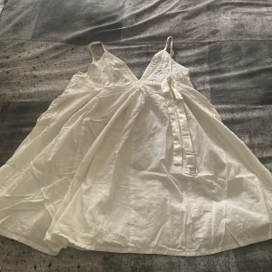 Mini klänning! - Säljer denna jättesöta miss sixty mini klänningen. Köpte den på Plick men har inte använt den, hon som jag köpte av hade köpt den secondhand och hade inte heller använt. Den är inte jätte lång men är jätte söt och perfekt inför skol starten eller något annat event. Är i helt perfekt skick 🤍