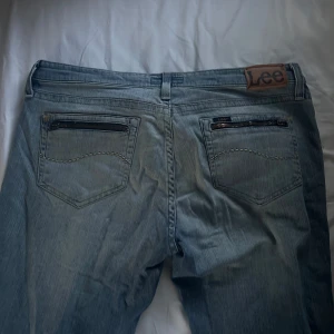 Bootcut Lee jeans - Säljer dessa jätte snygga blå Lee jeansen eftersom de var för stora och för långa💕Skulle säga att de passar runt M-L. De är verkligen super snygga på om dom passar som dom ska😊