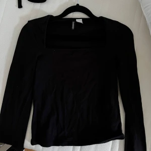 Svart långärmad topp från H&M - Snygg svart långärmad topp från H&M med fyrkantig ringning ☀️