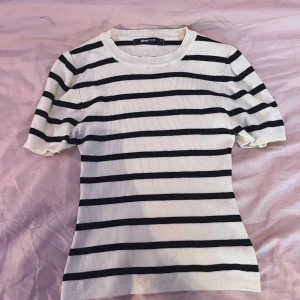 Snygg topp - Snygg topp från ginatricot i storlek S. Modellen sitter tajt och är lite kortare i längden. Fin till sommaren och passar till allt! I princip aldrig använd så jättebra skick! 🌸