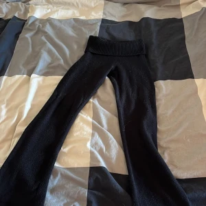 Svarta stickade leggings Gina Tricot - Svarta leggings från Gina Tricot i stickat material med bred ribbad midja. Snygg och enkel modell som sitter tight och är superbekväma. Perfekta till en oversized hoodie eller stickad tröja.