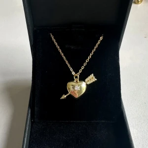 Arrow heart halsband  - Halsbandet är aldrig använt och är 100 % rost- och nickelfritt. Kedjan är 40 cm lång men kan förlängas med ytterligare 5 cm. Hör gärna av dig om du har några frågor ☺️