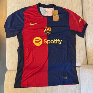 FC Barcelona matchtröja Nike blå/röd - MASSOR AV FOTBOLLSTRJÖR I MIN PROFIL OCH PÅ KLASSETT.COM❤️
