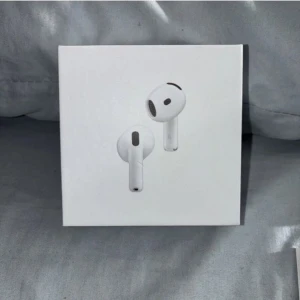 airpod gen 4 - oöppnade  - Säljer ett par AirPod 4:e generation – helt nya och oöppnade i originalförpackning. Perfekt som present eller för dig som vill ha äkta Appl-ljud med senaste tekniken.