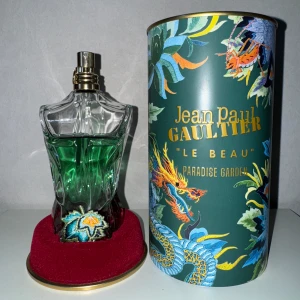 Jean Paul Gaultier Le Beau Paradise Garden - Parfymen Le Beau Paradise Garden från Jean Paul Gaultier i en unik grön glasflaska formad som en manlig torso. Flaskan rymmer 125 ml och har ca 90-95ml kvar, har en snygg detalj med broderad blomma vid basen. Kommer med en färgglad, tropiskt dekorerad originalförpackning.