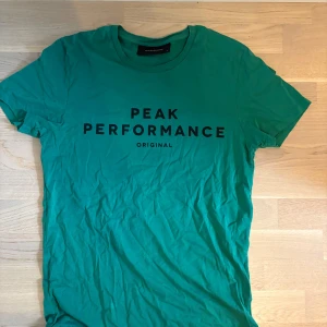 T Shirts olika märken  - Hej, säljer nu 3 styckna t shirts!Den lila tröjan är riktigt cool och är från H&M sammarbete med serien och är strorlek. Peak tröjan storlek S.