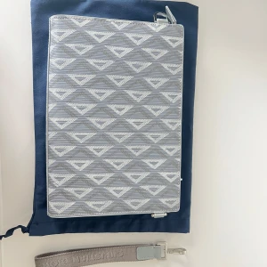 Christian Dior Pouch / Clutch – Grey Dior Oblique Canvas - Säljer en exklusiv Dior pouch i grå. Väskan är i nyskick och levereras med: Original Dior-box,  dustbag och Äkthetskort/ID-kort. Kan bäras både med och utan rem.  📏 Mått: ca 25 cm bredd & 15 cm höjd                       📦Fraktar samma dag