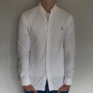 Ralph lauren skjorta - S slimfit | modellen är 184 cm lång och väger ca 76 kg, skulle säga att den är för liten på modellen | skick 9/10 