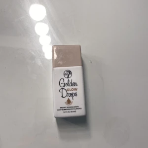 W7 Golden Glow Drops bronzer - Golden Glow Drops från W7 som är flytande bronzer.  Ytterst pytte lite använd. 💗