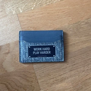 Grå plånbok från John Hatter & Co - Slimmad grå plånbok från John Hatter & Co med ljus grön insida.