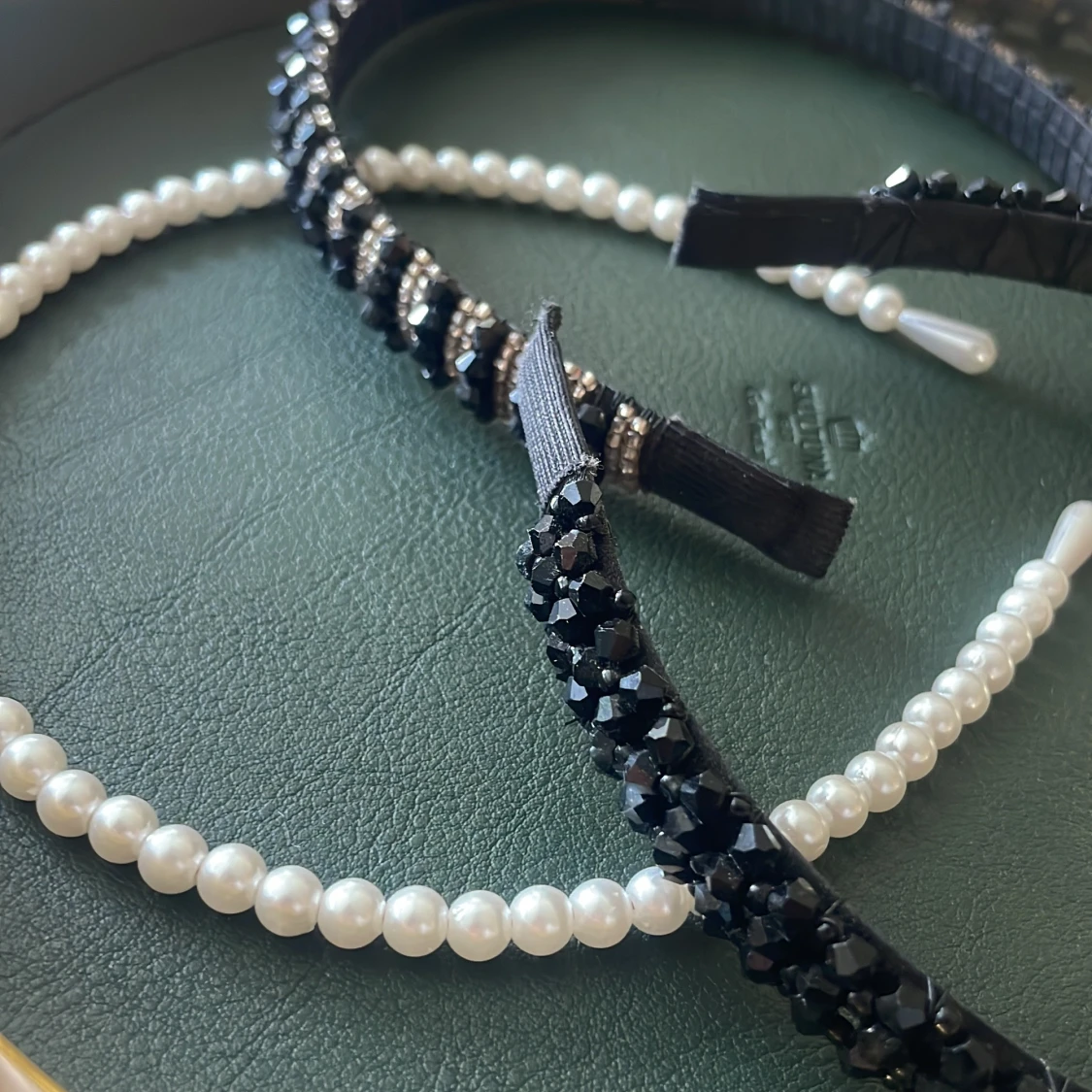 Set med pärl- och glittriga diadem - 4