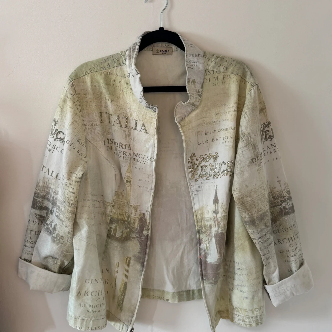 Overshirt med vintage print och dragkedja - 4
