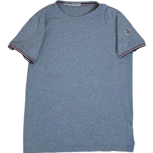 Moncler T-shirt  - Moncler Maglia T-shirt slim fit. Storlek M. Skick 9/10 super bra! Pris 990kr finns att köpa på våran hemsida, Fashionels.com