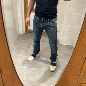 Replay jeans  - Ett par snygga jeans från Replay i storlek W33 L34 i modellen Anbbas 