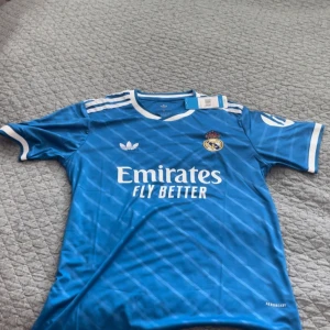 Blå Real Madrid fotbollströja Adidas - Real Madrid tröja storlek M