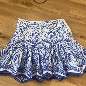 Vit och blå broderad kjol Zara - Supersöt kort kjol från Zara. aldrig använd o inga defekter🩷 pris kan diskuteras