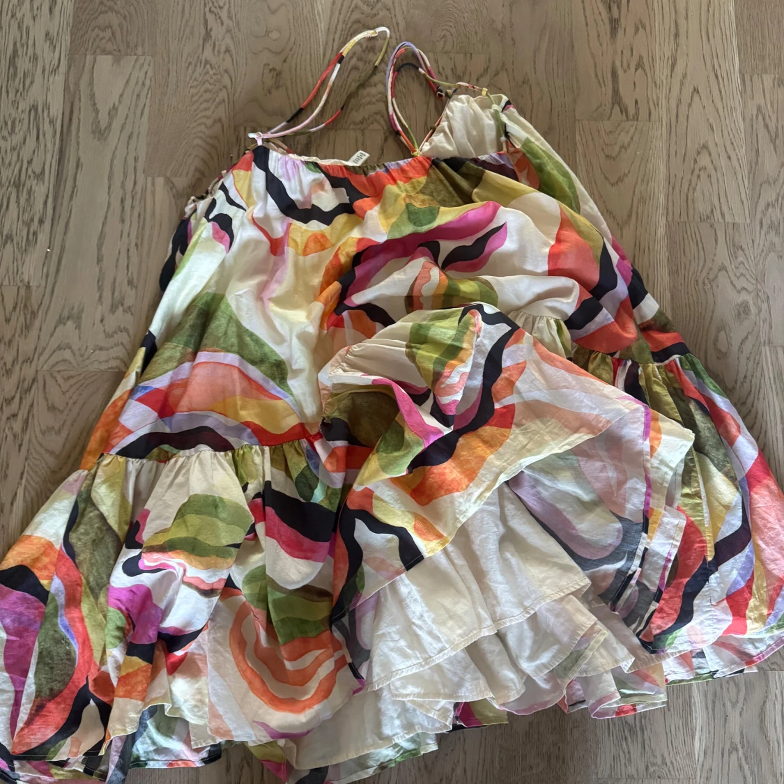 Färgglad volangklänning från H&M - 1