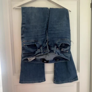 Blåa bootcut jeans från LTB storlek 25/30 - Snygga blå jeans från LTB som är väldigt low waist och bootcut-ben. Jeansen har en väldigt fin passform och knappt använde så dem ser helt nya ut!