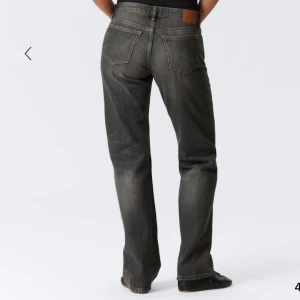 Grå raka jeans från weekday - Snygga grå jeans från weekday med klassisk femficksdesign och raka ben. Jeansen har låg midja och subtila slitningar för en cool look. I modellen arrow low waist regular straight leg jeans, i storlek 27/34