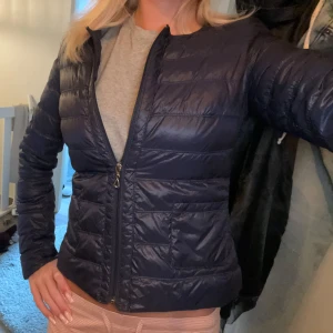 Marin blå över jacka - Super fin marinblå ”täck”jacka ifrån Frime i storlek S (liten i storleken) med fickor på framsidan😇Moncler liknande i modellen på jackan🫶