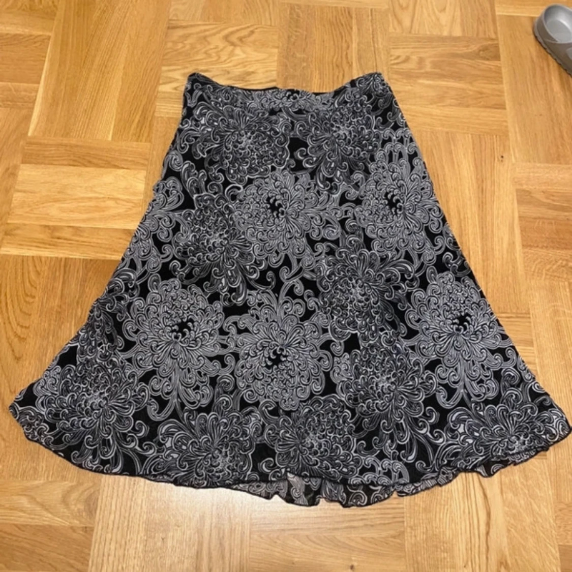 Svart kjol med blommigt mönster - 3