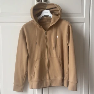 Ralph Lauren zip hoodie  - Ralph Lauren zip hoodie i unik färg. Hoodien sticker ut även fast den är basic vilket gör den speciellt till skillnad från blåa eller gråa hoodies. Nypris ligger runt 1700kr, mitt pris är endast 599kr!! Skriv i dm vid intresse eller frågor😁
