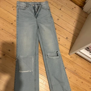 Ljusblå raka jeans från LAB Industries - Ljusblå jeans från LAB Industries med raka ben och slitna detaljer på knäna. Klassisk femficksmodell i mjuk denim med dragkedja och knapp. Perfekta för en avslappnad och trendig look.