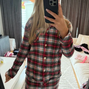 Rutig skjorta och byxor från Ralph Lauren XS - Riktigt snygg rutig skjorta och byxor från Ralph Lauren i bomull. Skjortan har klassiskt röd, blå, grön och vit rutmönster, knappar framtill och lång ärm. Perfekt för dig som gillar en chill och tidlös stil. Tar 400kr för både byxor och skjorta. Vill man bara ha en tar ja 200kr