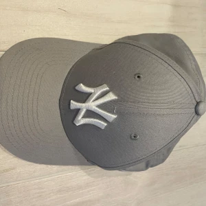 Grå keps - NY baseball cap curved
