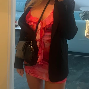 Rosa klänning med volang  - Endast använd vid ett tillfälle, perfekta korta festklänningen. Sitter tight och är en fin rosa färg. Storlek S, men är väldigt stretchigt material! 