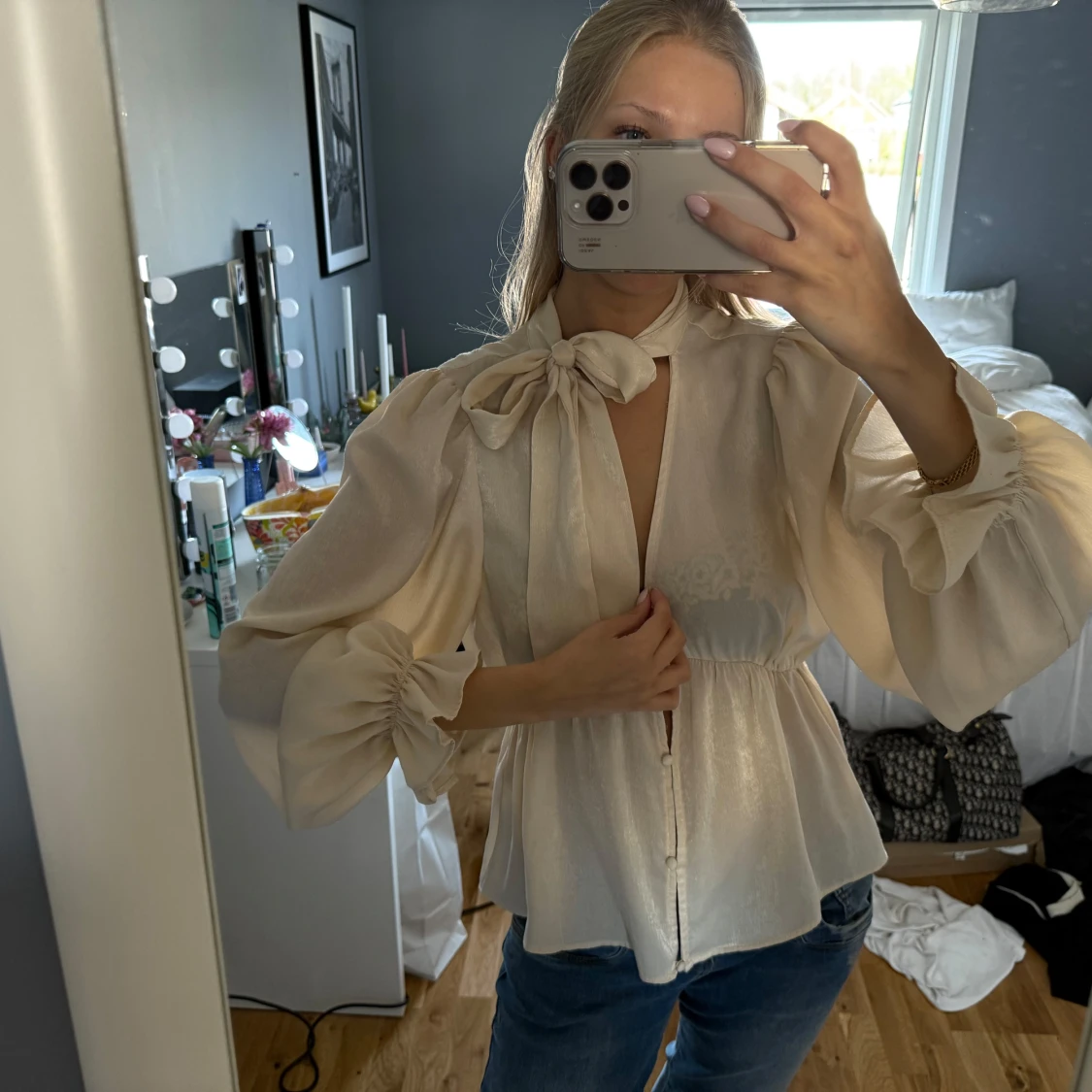 Champagnefärgad blus med rosett