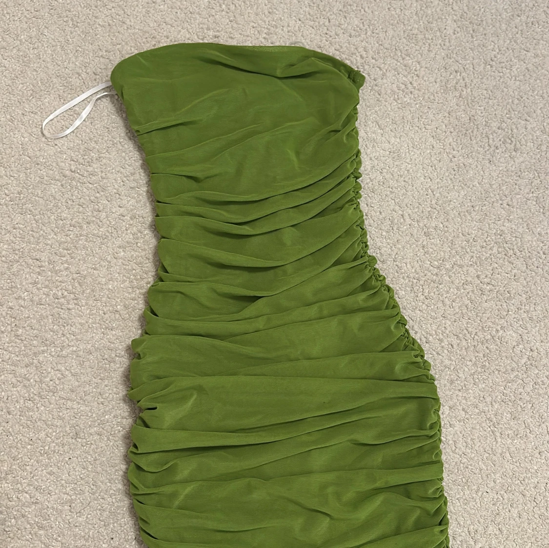 Grön axelbandslös långklänning - 1