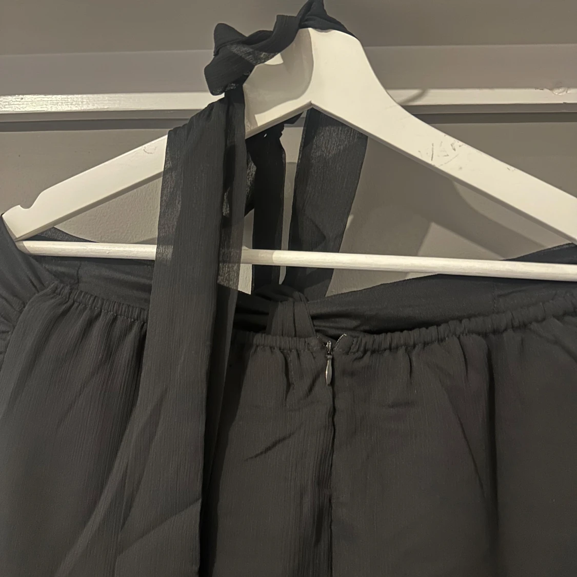 Svart kort klänning från Boohoo - 3