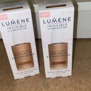Lumene Serum Foundation SPF30 - Lumene Invisible Illumination Serum in Foundation med veganskt kollagen, SPF30. Finns i nyanserna Shade 6 och Shade 7. Lätt flytande formula i 30 ml flaska, passar alla hudtyper och ger en naturlig finish. Perfekt för dig som vill ha både hudvård och makeup i ett.