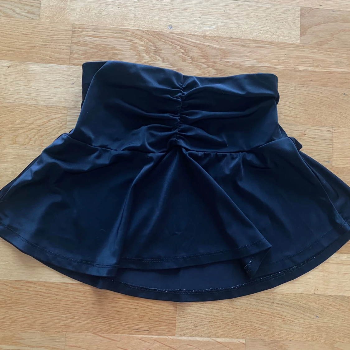 Svart kortkjol med vågig kant - 4