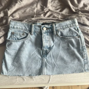 Kort jeanskjol - Kort jeanskjol, köpte den från lager 157 men klippte den kortare, storlek XXS, den är lågmidjad, midjemått rakt över 37cm. Skriv för fler bilder eller priset💕PRISET GÅR ATT DISKUTERA!!