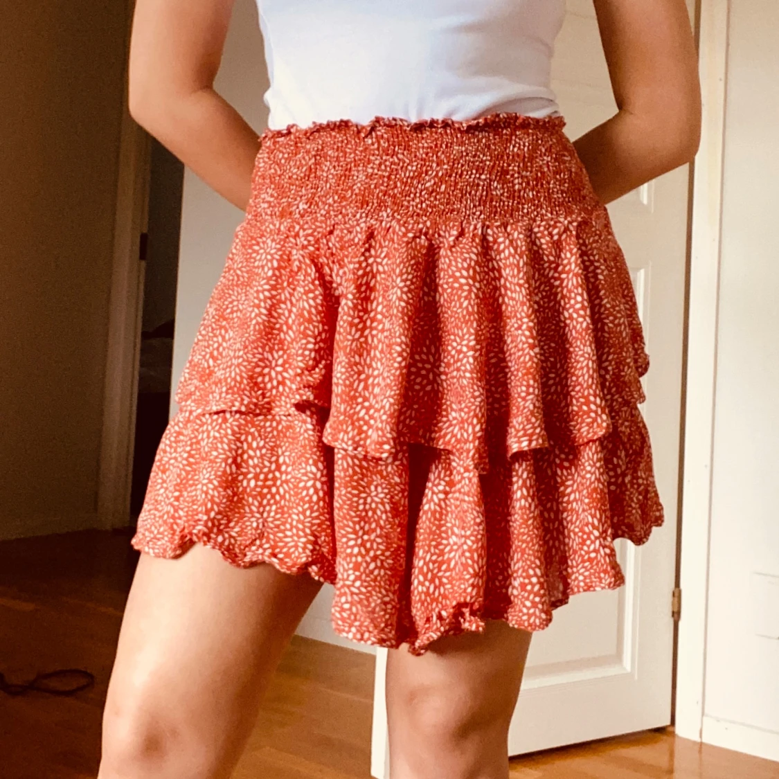 Röd volangkjol med mönster