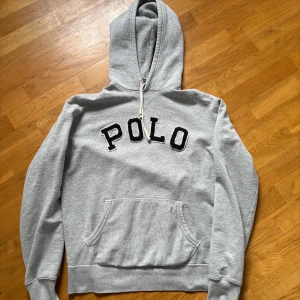 Polo Ralph Lauren - Ralph lauren hoodie. Storlek M, passar dig mellan 170-180 skulle jag rekommendera. Inga defekter, skick 8.5/10