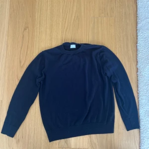 Mörkblå merinoullströja från Asket - Snygg mörkblå tröja från Asket i 100% merinoull. 