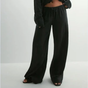 Linnebyxor med snörning - Svarta helt oanvända linnebyxor med lappen kvar. Har liknande så har inte använt dessa. Kan skicka mer bilder vid efterfrågan! Storlek XS