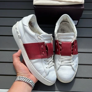 Valentino open - Sjukt snygga Valentino opens perfekt till sommaren! | Självklart äkta, bevis finns på näst sista bilden | size 41 fits 42! | skick 7,5-8/10. Använda men fortfarande mycket kvar att ge| vad ingår? | Box, 1st dustbag, valentino extrasnören! |  Hör av dig vid minsta fundering 🤩 Vid snabb affär ingår 1 st solglasögon på köpet😇