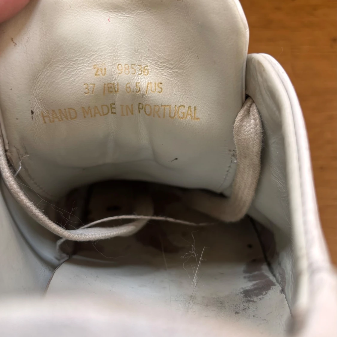 Vita sneakers från Axel Arigato (Kommer torka av dem och fixa innan jag säljer) - 2