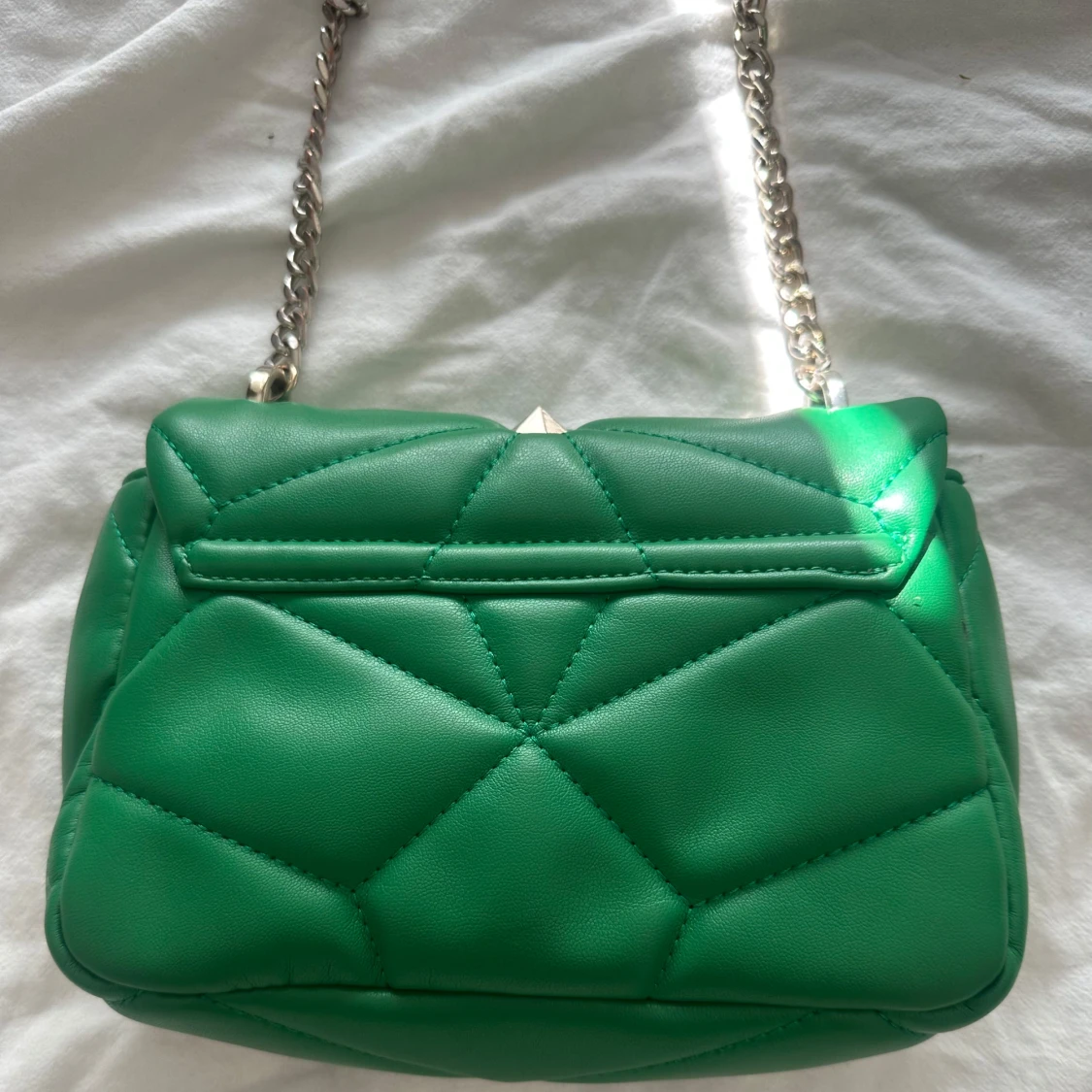 Grön axelväska med nitar - 1