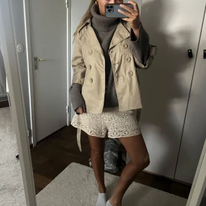 Kortärmad trenchcoat  - Trekvartsärmad trenchcoat/kavaj. storlek 40 men passar verkligen mindre