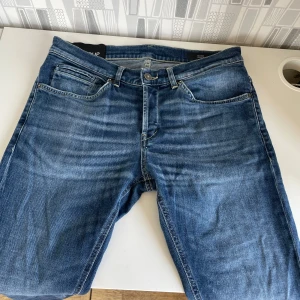 Dondup George  - Tjena, säljer mina Dondup Jeans i den trendiga modellen George. Jeansen är knappt använda, cond 9/10. Nypris: 3200kr, hör av er vid minsta intresse//Anton