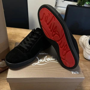 louboutin skor - Louboutin sneakers – strl 43 	•	Svarta sneakers utan spikar 	•	Röd sula 	•	Nyskick, inga skador 	•	Endast testade inomhus  Ingår: 	•	2x dustbags 	•	Liten dustbag 	•	Skohorn 	•	Extra skosnöre 	•	Låda och påse 📩 Hör av dig vid minsta fundering! 