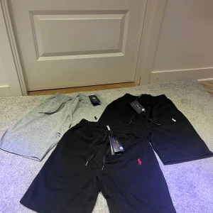 Polo Ralph Lauren shorts i - Tre par snygga shorts från Polo Ralph Lauren med prislappen kvar. Storlek M passar även S. 1199 vid köp av alla 3 annars 500/st. Perfket om du inte hunnit köpa shorts ännu till sommaren. Tveka inte på att höra av dig!