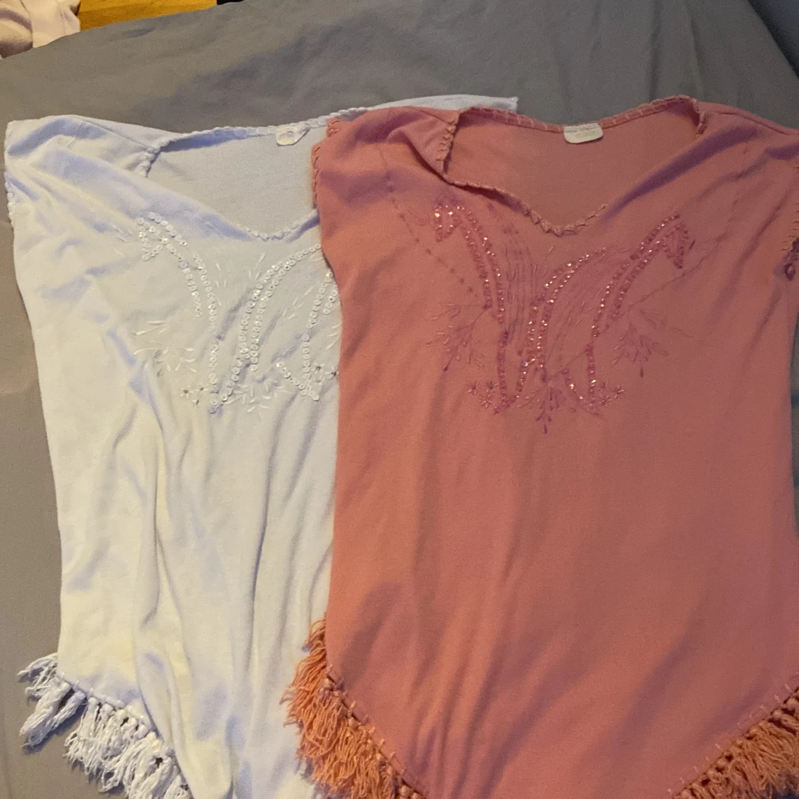 Två fransiga toppar med paljetter - 2